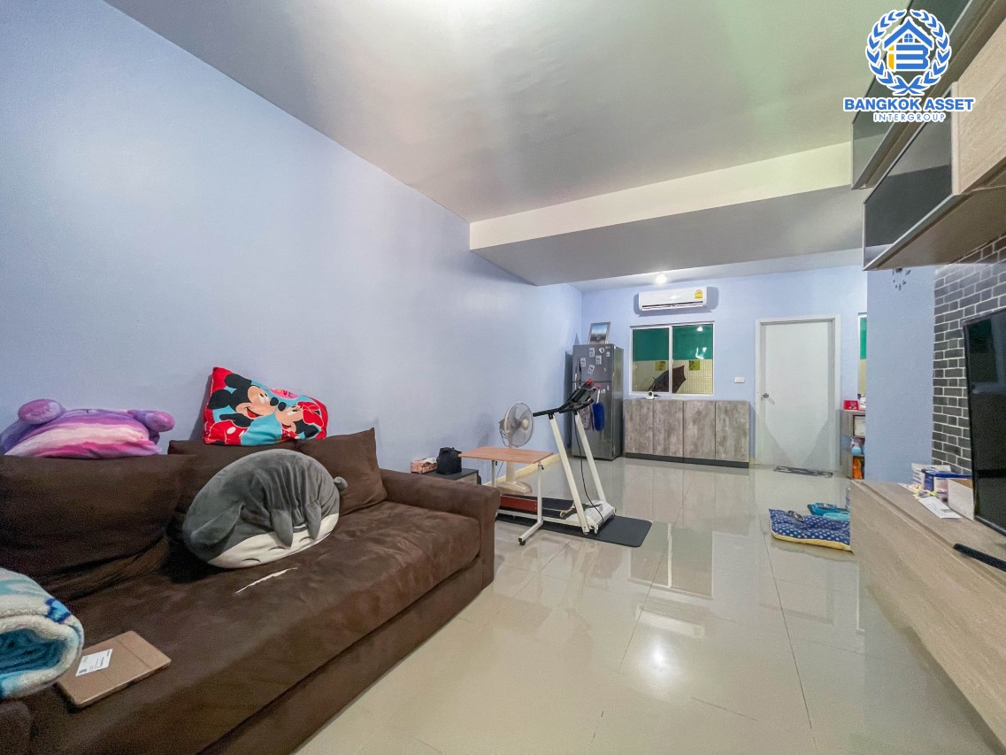 *****ทาวน์เฮ้าส์มือสอง ม.พฤกษาวิวล์77 พุทธมณฑลสาย4 บนเนื้อที่ 18.20 ตร.ว. ฟังก์ชัน 3 ห้องนอน 2 ห้องน้ำ 1 ที่จอดรถ แถมฟรี! เครื่องปรับอากาศ 2 เครื่อง พร้อมด้วยสิ่งอำนวยความสะดวกภายในโครงการ เชื่อมต่อหลากหลายเส้นทางทั้ง ถนนพุทธมณฑล สาย4, ถนนเพชรเกษม, ถนนบรมราชชนนี จองเลย!